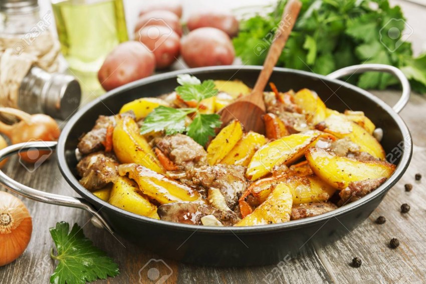 Куриная печень с картошкой на сковороде