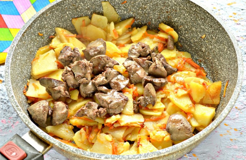Куриная печень с картошкой на сковороде