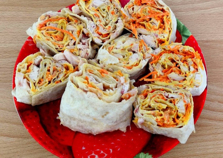 Рулет из лаваша с курицей и грибами