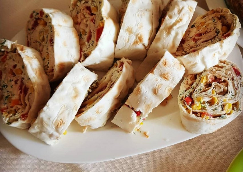 Рулет из лаваша с крабовыми палочками и яйцом