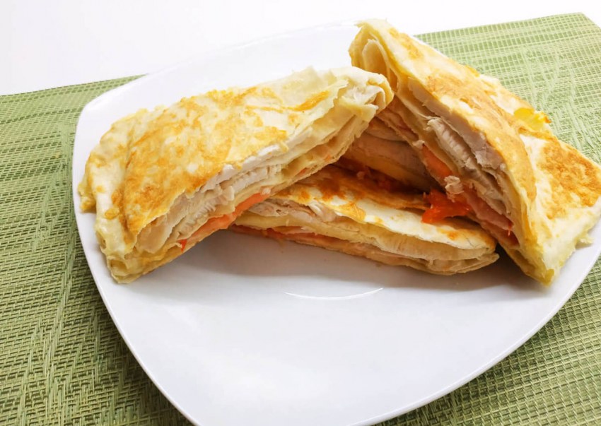 Рулет из лаваша с корейской морковью и курицей