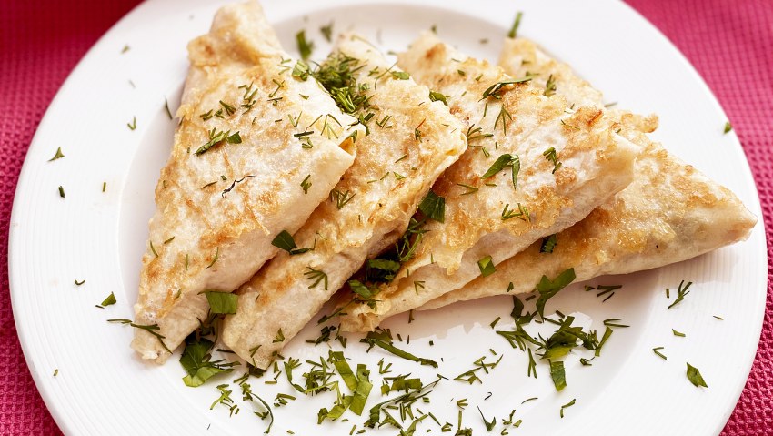 Рулет из лаваша с курицей и сыром и яйцом и зеленью