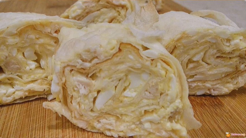 Рулетики из лаваша с крабовыми палочками и плавленным