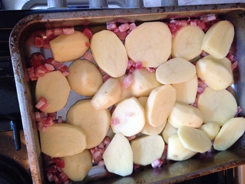 Картофель с курицей тушёная со сметаной