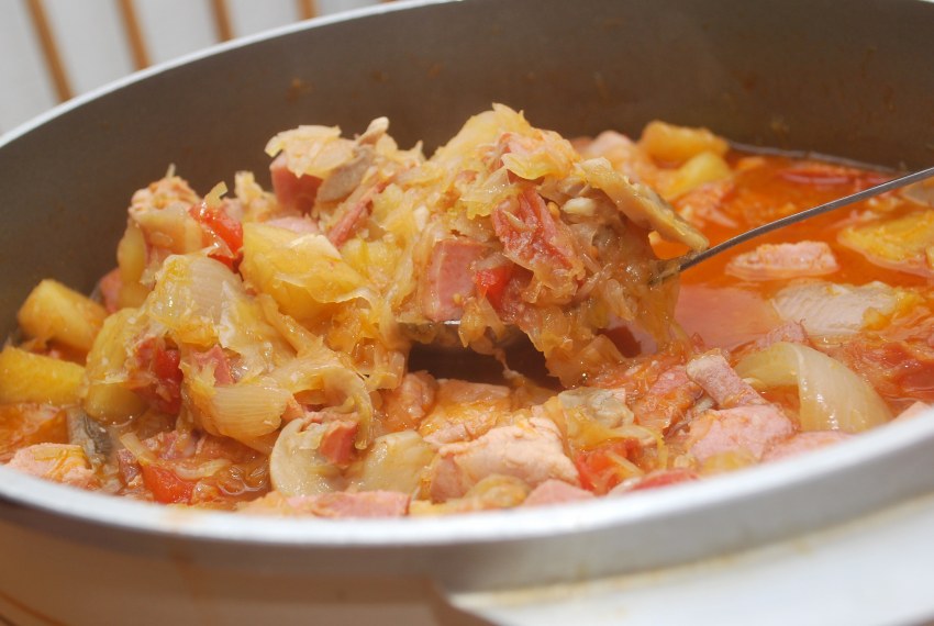 Свинина с капустой в мультиварке