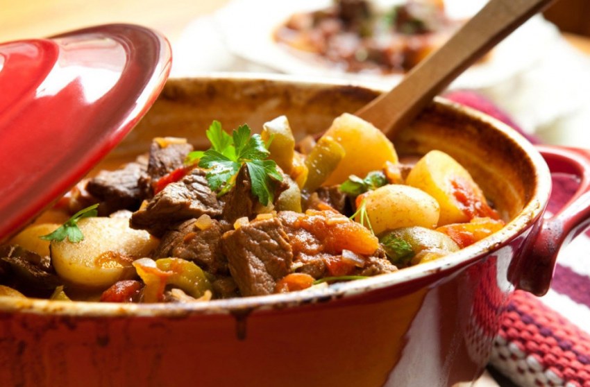 Картошка с мясом в кастрюле