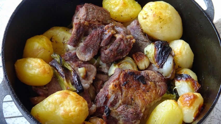 Окорочка с картошкой в рукаве