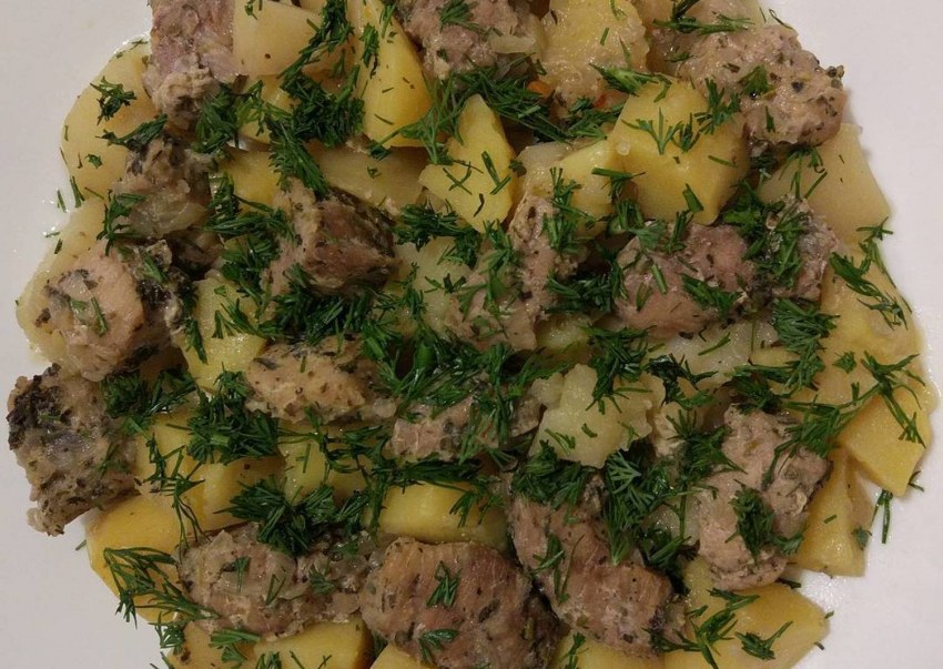 Тушёная картошка с курицей в казане