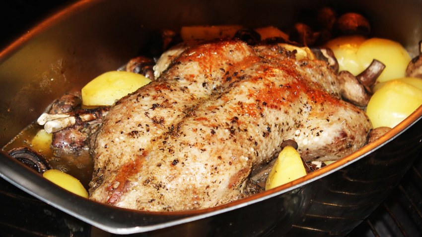 Утка в духовке с картошкой