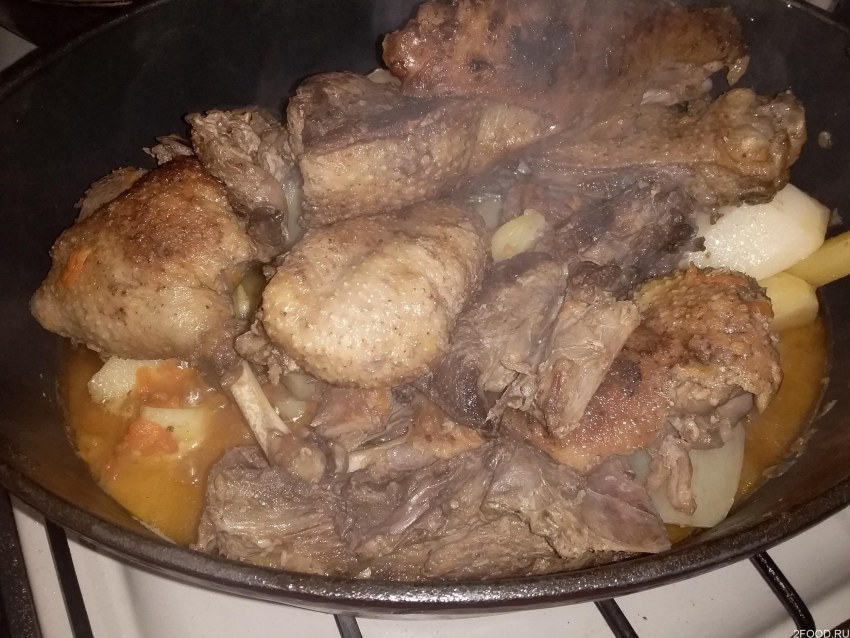 Свиные рёбрышки с картошкой тушеные