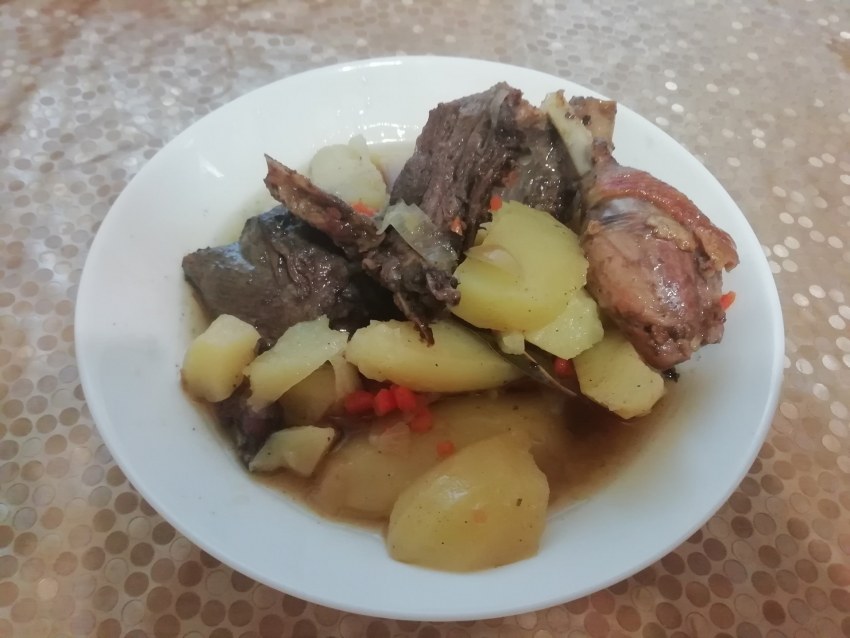 Утка томленая в горшочке