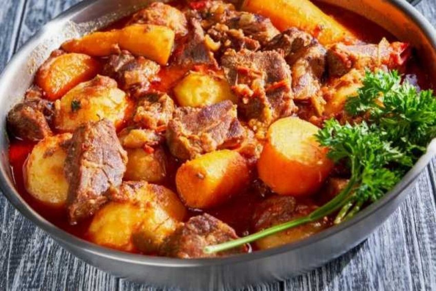 Мясо в утятнице на плите