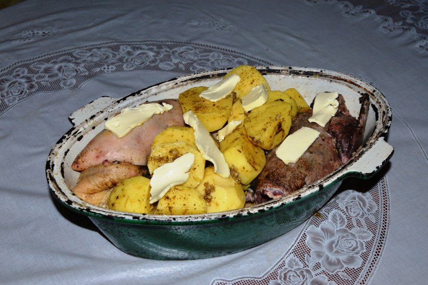 Картошка с грибами и колбасой в духовке