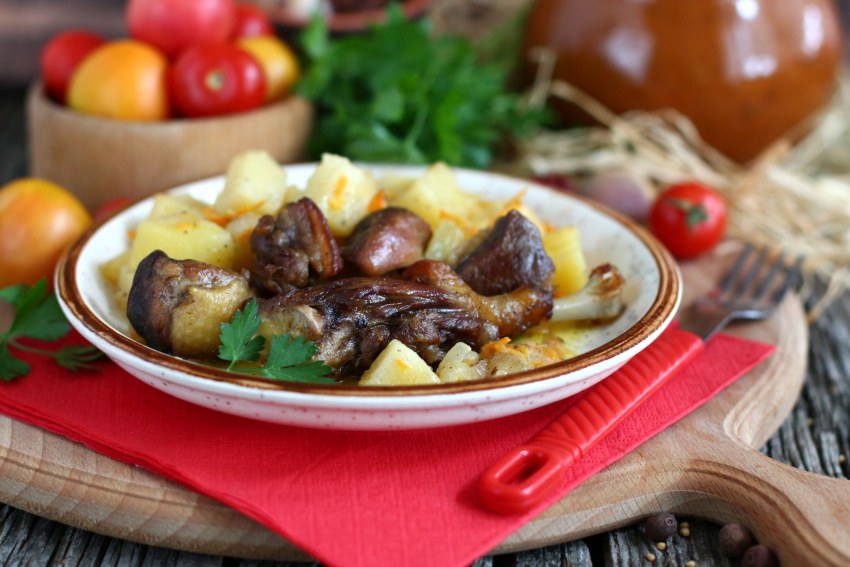 Утка в горшочке с картошкой в духовке