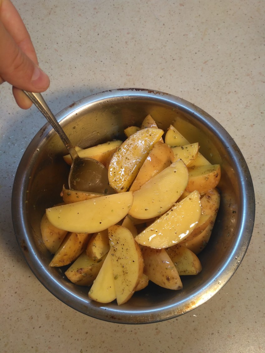 Картошка тушеная с мясом в духовке в стеклянной посуде