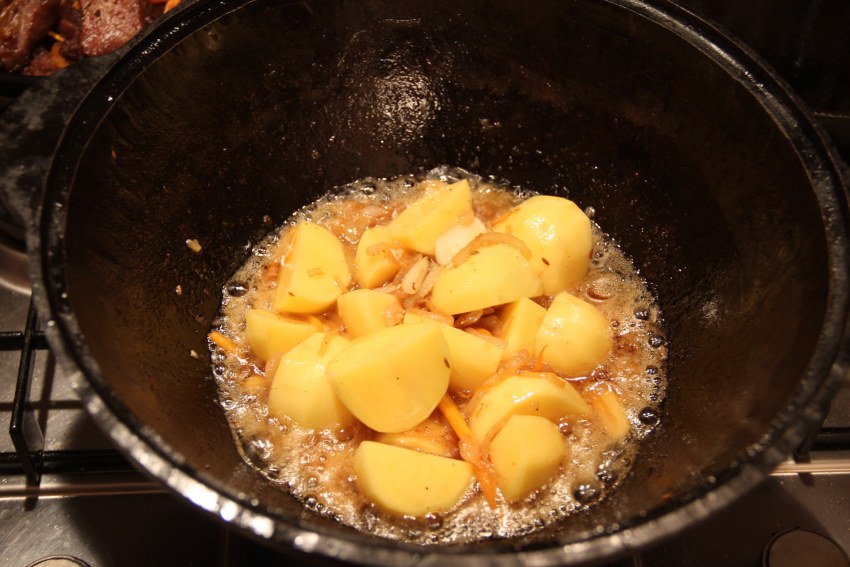 Кролик тушеный с картошкой