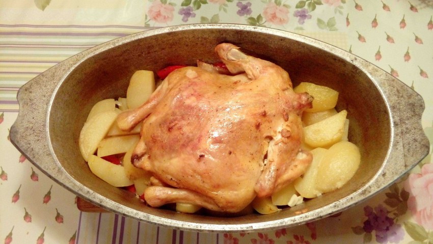 Тушеная курица с айвой