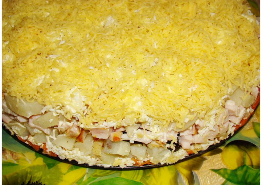 Салат с копченой курицей слоями