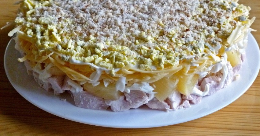Салат Курочка Ряба с ананасом и грецким орехом