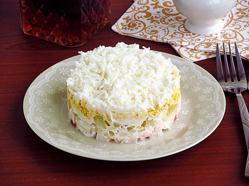 Салат с копченой курицей черносливом слоями