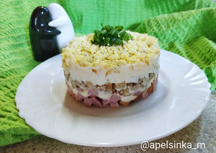 Салат нежность с черносливом и грецкими орехами и курицей и сыром