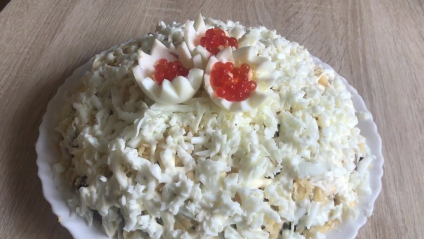 Салат нежность с курицей и черносливом и грецкими орехами