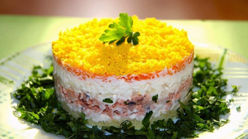 Салат нежный с курицей и сыром