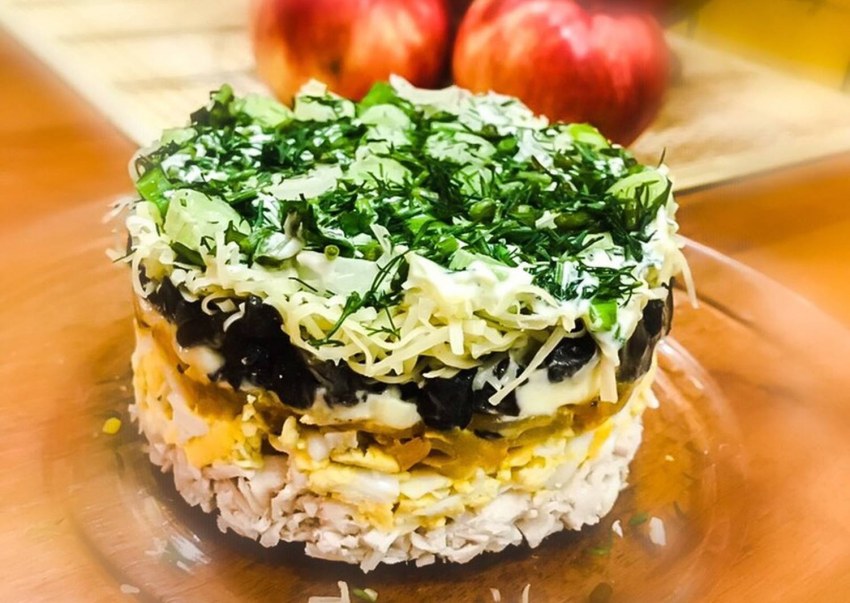 Слоёный салат с курицей