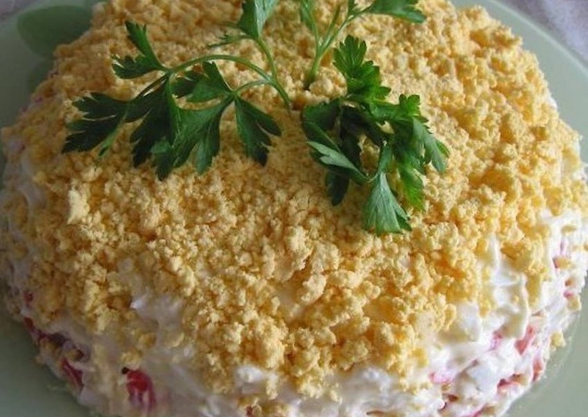 Салат невеста с копченой курицей и плавленным сыром