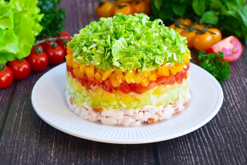 Салат с копченой курицей и киви и грибами