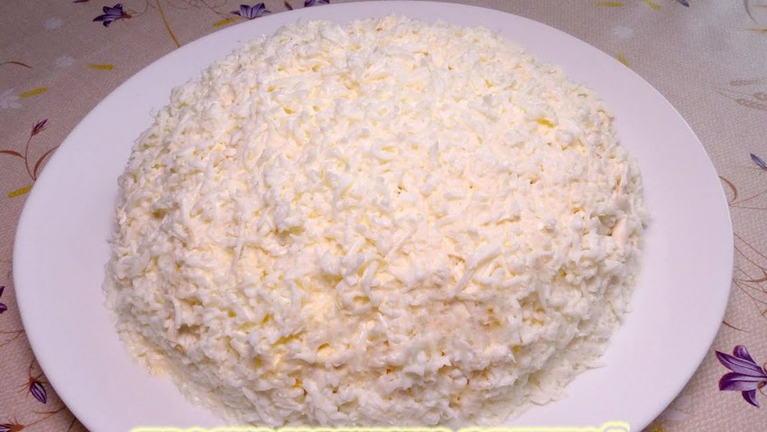 Салат с копченой курицей и помидорами и сыром