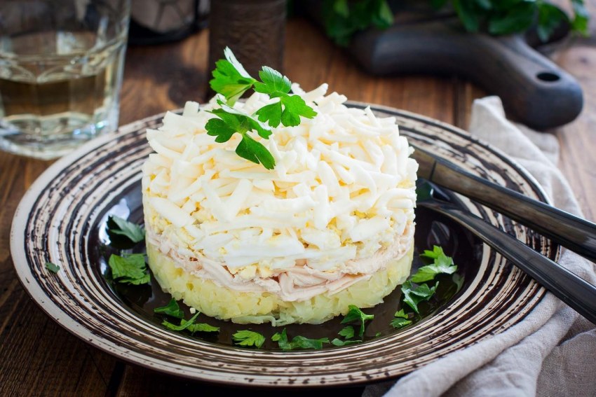 Салат из курицы с ананасами и сыром и яйцами