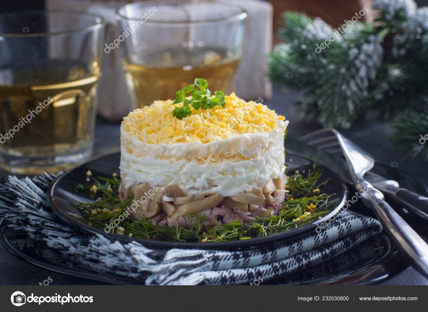 Слоёный салат с курицей