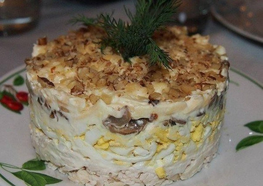 Салат с черносливом и курицей и огурцом