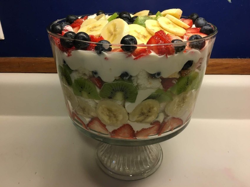 Десерты с фруктами в стаканчиках