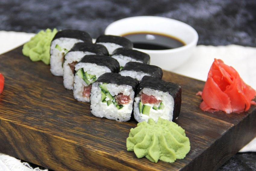 Роллы на черном фоне