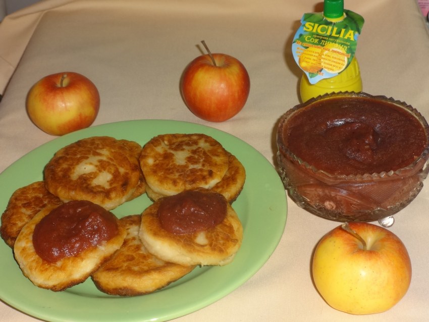 Сырники с яблочным соусом