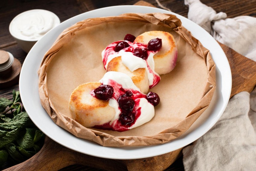 Сырники с вишневым соусом