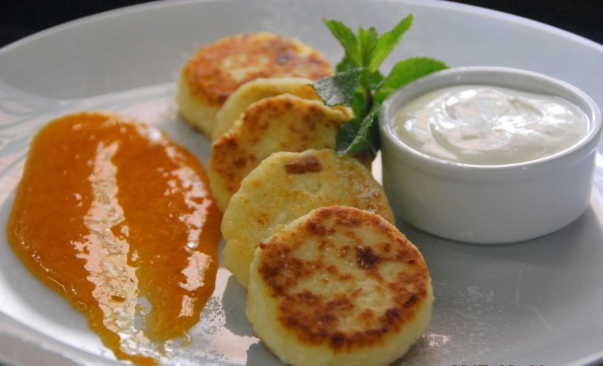 Сырники с абрикосовым соусом