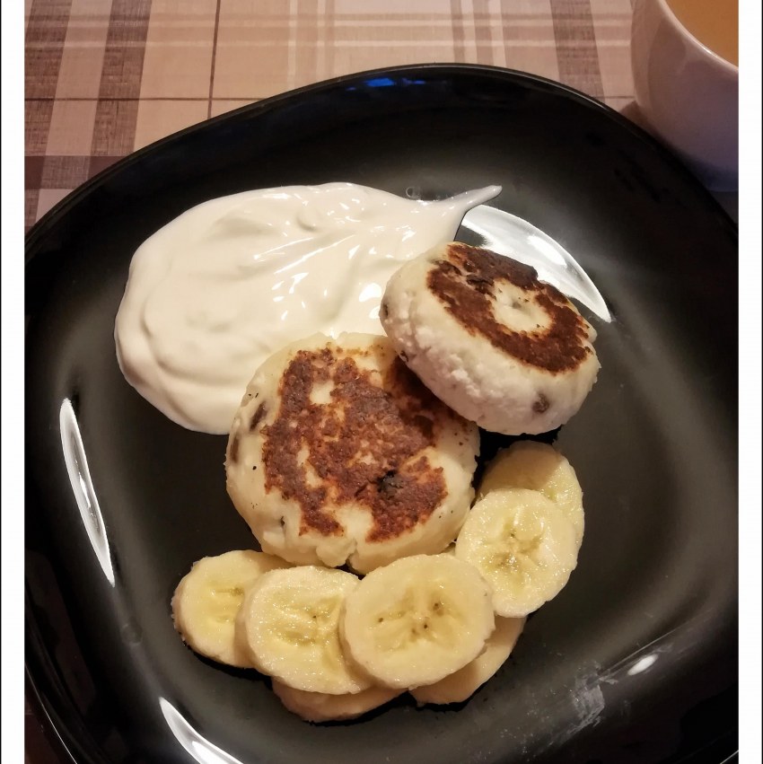 Сырники со сметаной и бананом