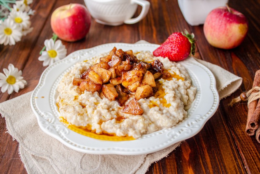 Овсяная каша с яблоком и орехами