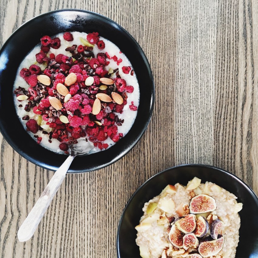 Ленивая овсянка в банке с яблоком и корицей