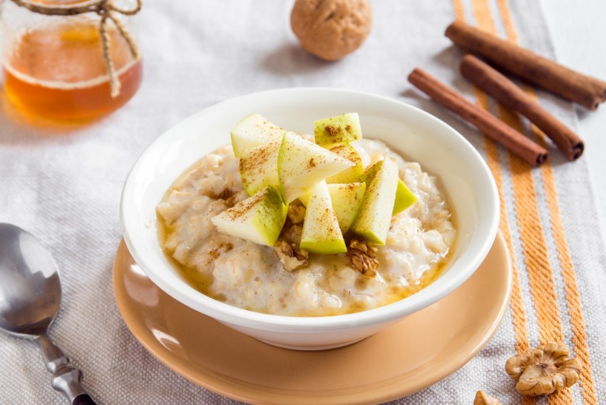 Овсяная каша с яблоком и корицей