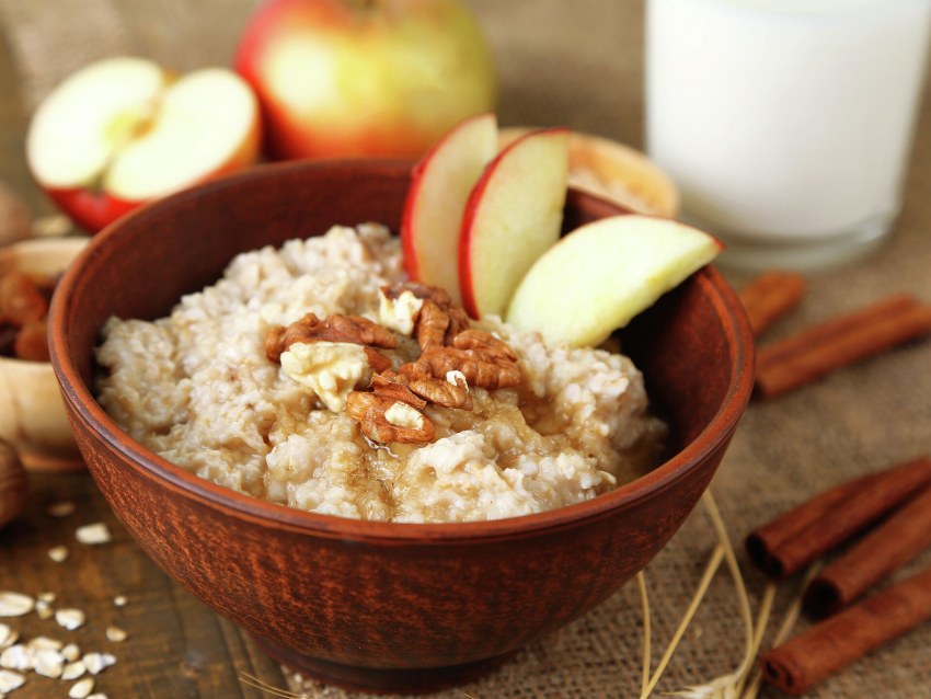 Овсянка с фруктами и орехами