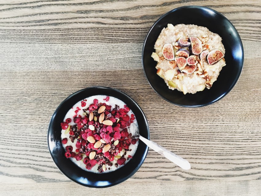 Овсяная каша с корицей и изюмом