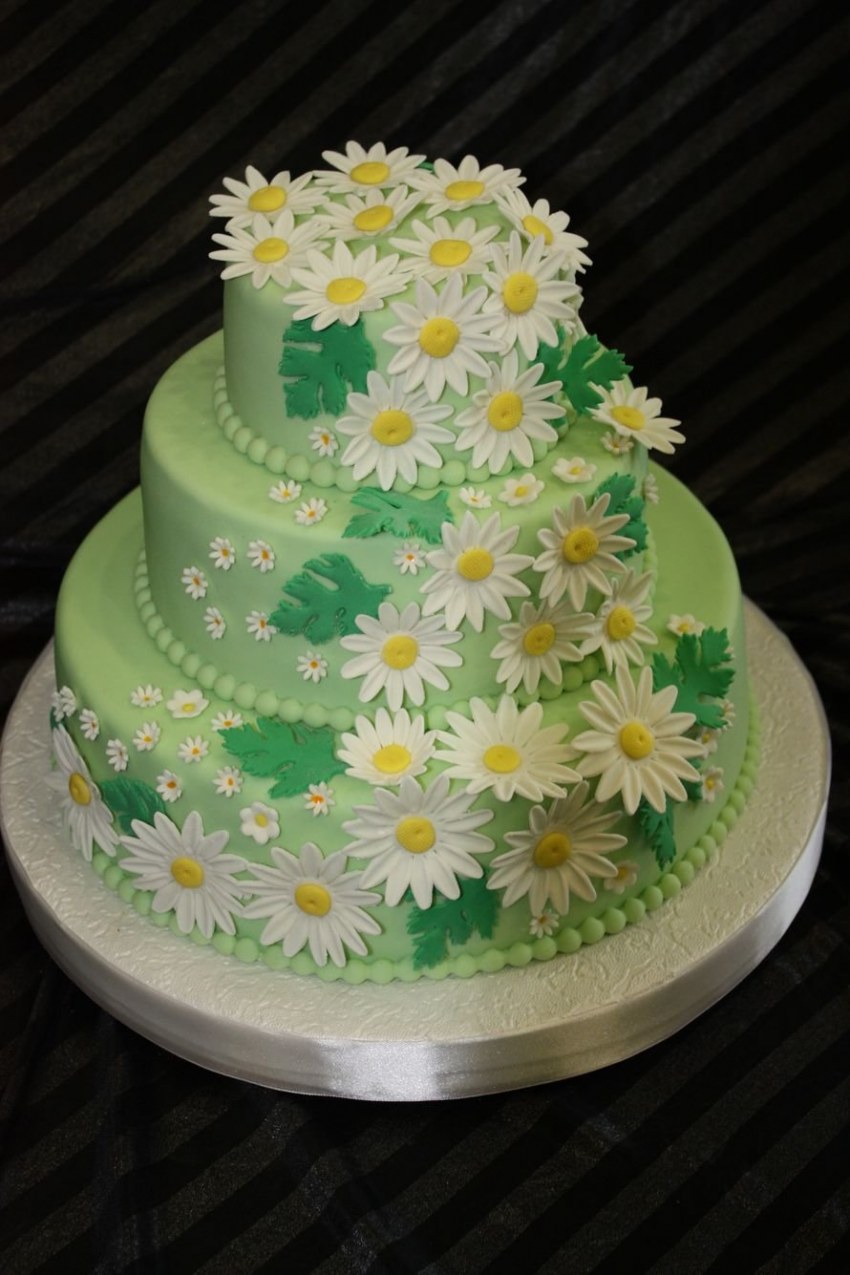 Свадебный торт с ромашками