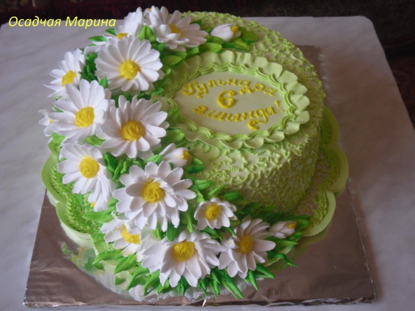 Квадратный торт с ромашками