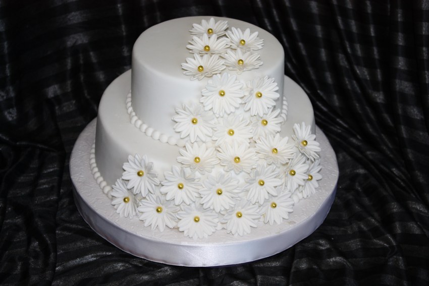 Тортик с ромашками из крема