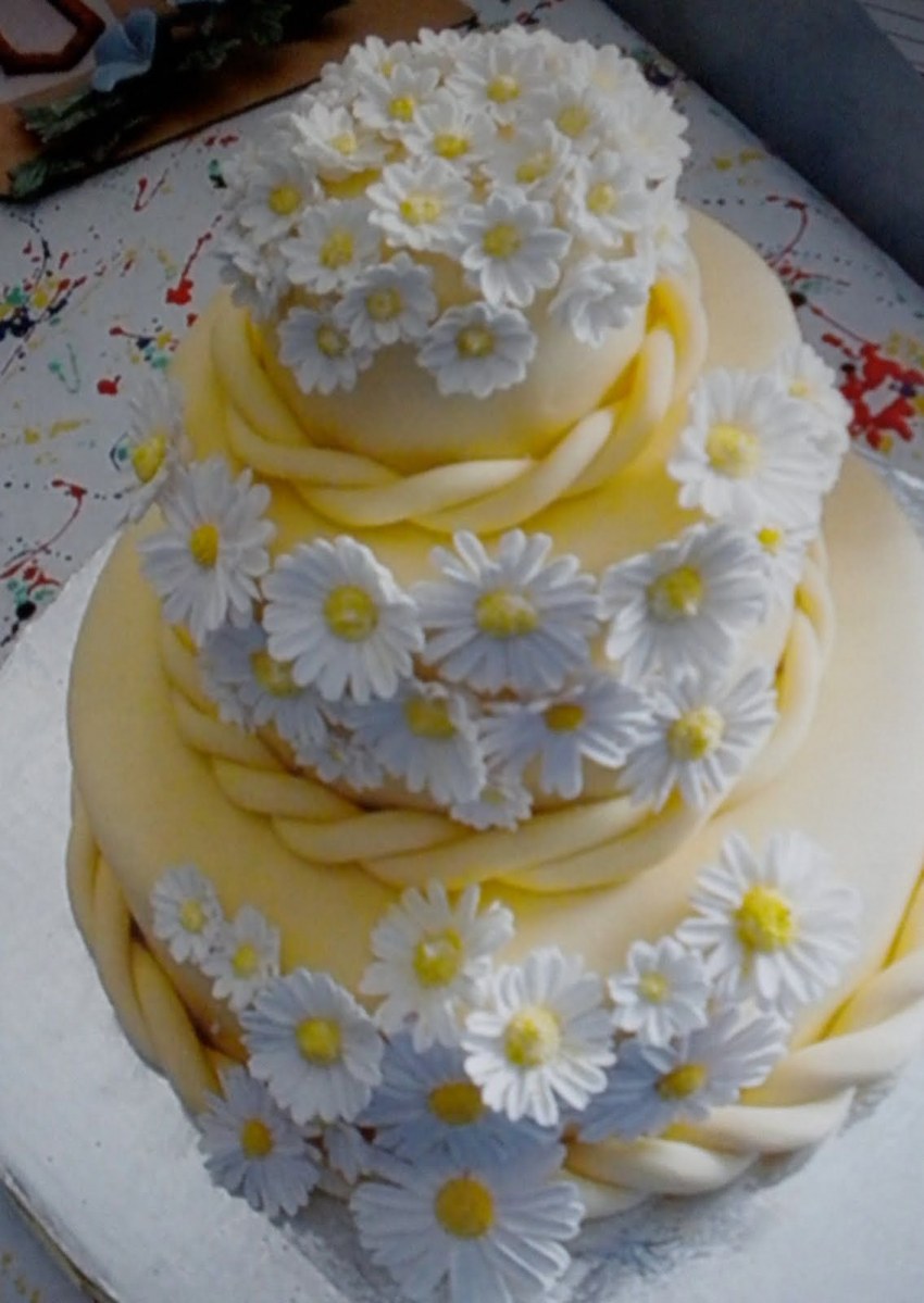 Свадебный торт с ромашками