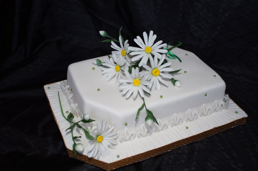 Кремовый торт с ромашками